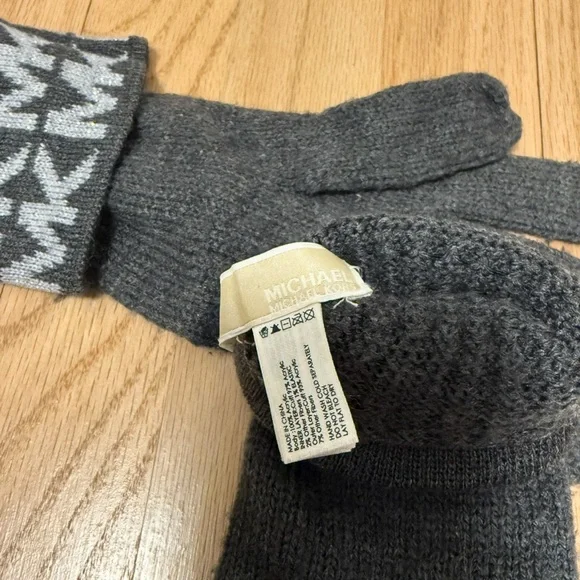 MICHAEL Michael Kors Women’s Acrylic Knit Charcoal Gray Monogram Gloves - Picture 5 of 6